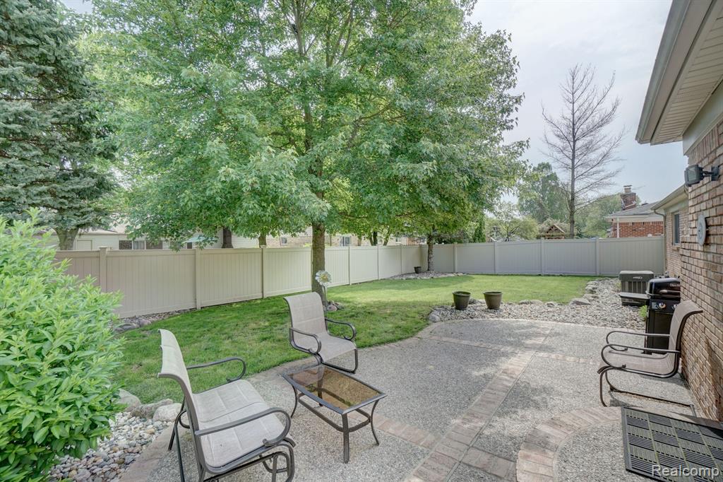 5760 LARKINS Drive, Troy, MI 48085 — Photo 32