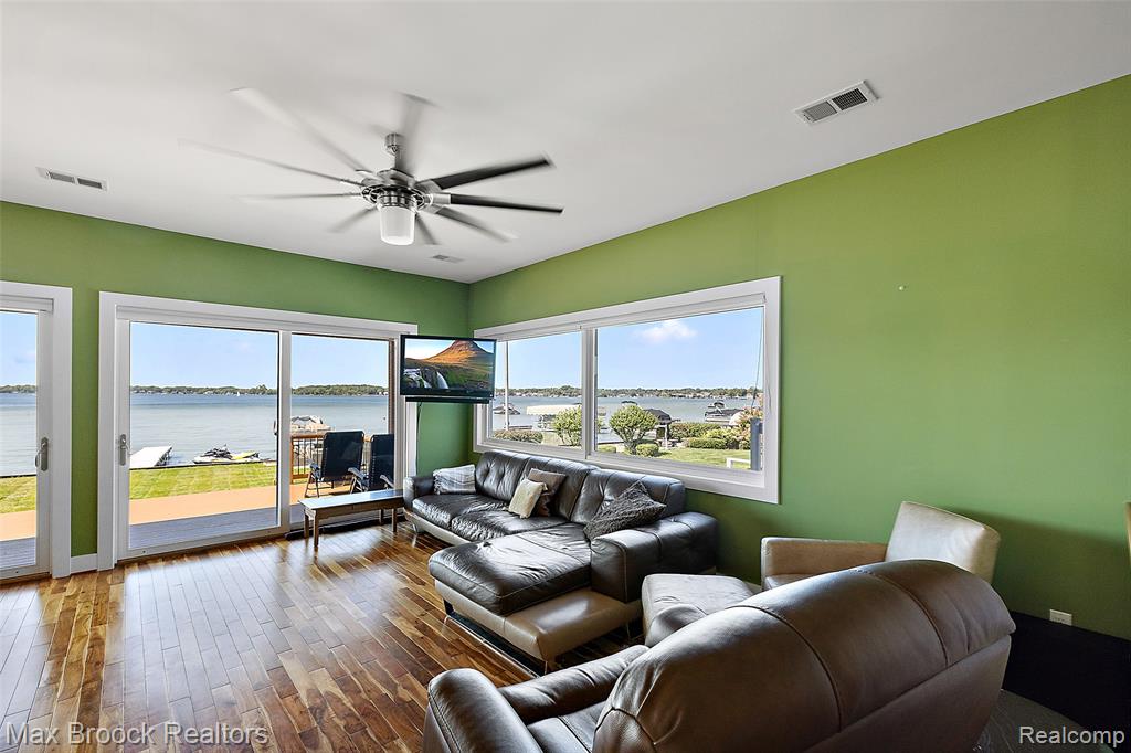 2022 Willow Beach Street, Keego Harbor, MI 48320 — Photo 6