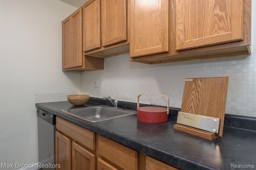 10020 ALLEN POINTE Drive N, 10020, Allen Park, MI 48101 — Photo 18