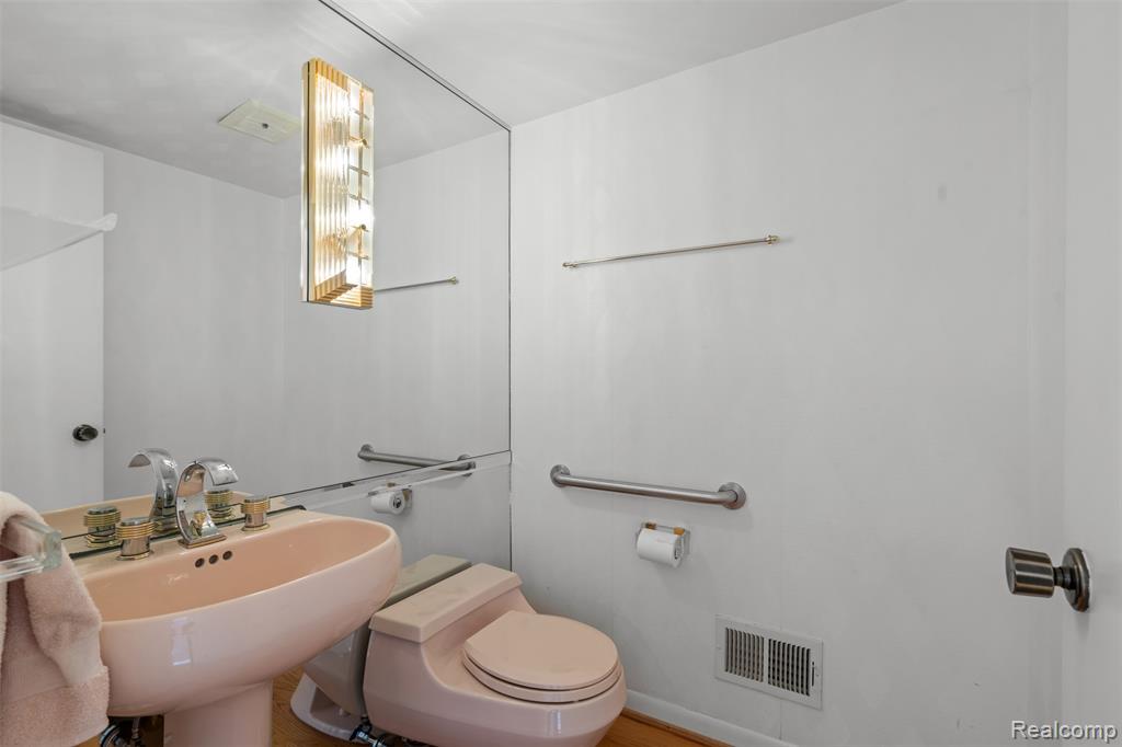 4724 Tara Court, West Bloomfield, MI 48323 — Photo 10