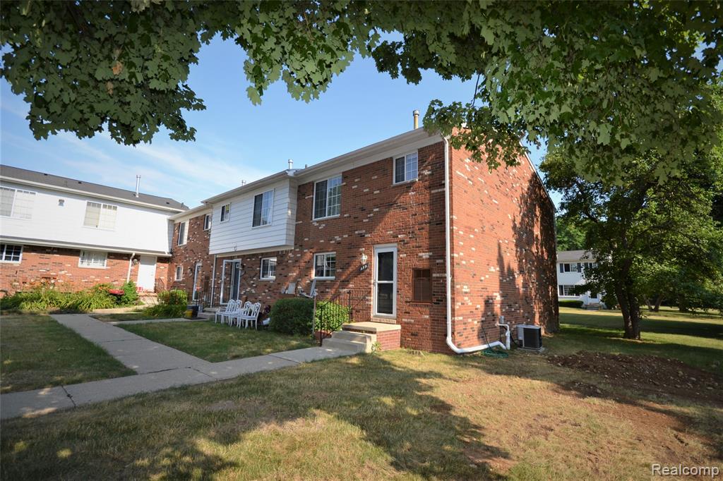 559 Fox Hills Drive N, Bloomfield Hills, MI 48304 — front exterior
