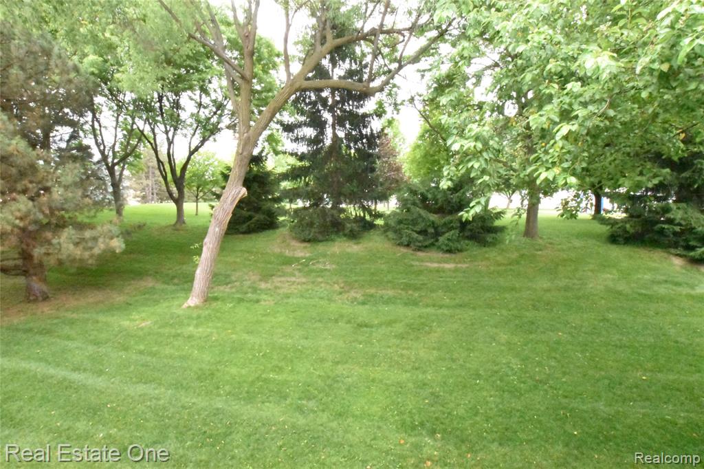 555 Winwood Court, Walled Lake, MI 48390 — Photo 16