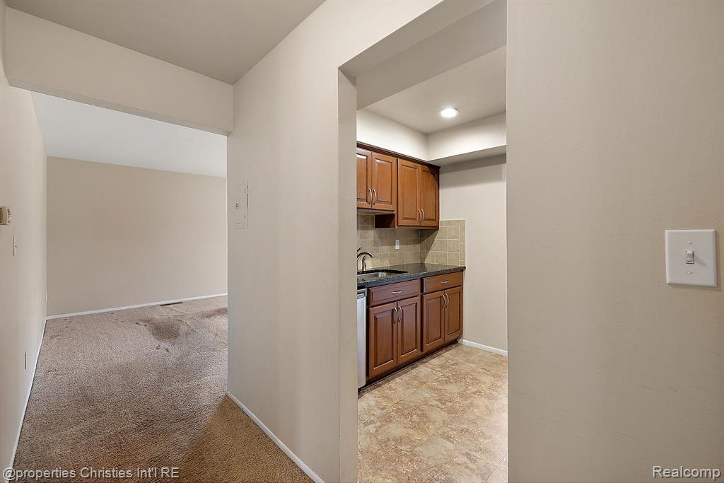 636 E FOX HILLS Drive, Bloomfield Hills, MI 48304 — Photo 5