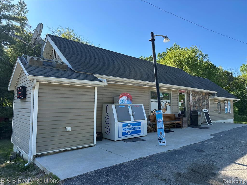 5009 Lapeer Road, Columbiaville, MI 48421 — Photo 2