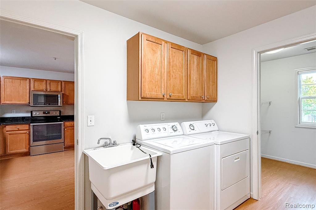 28560 Carlton Way Drive, Novi, MI — Photo 16