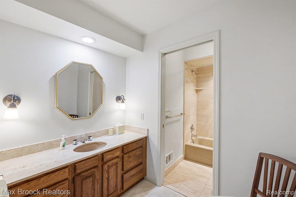 23745 Ravineview Court, Bingham Farms, MI 48025 — Photo 21