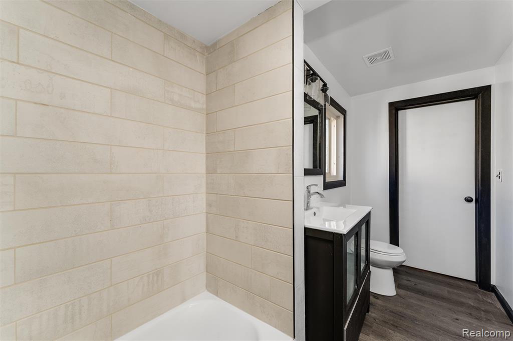 20462 Hollywood Street, Harper Woods, MI 48225 — Photo 11