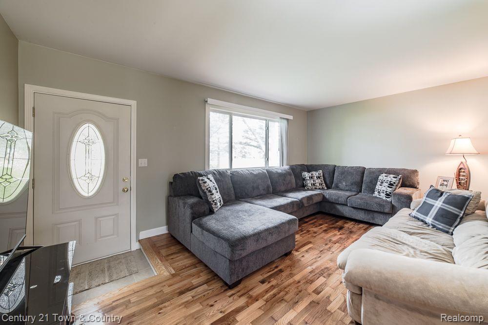 8119 FENTON Road, Grand Blanc, MI 48439 — Photo 4