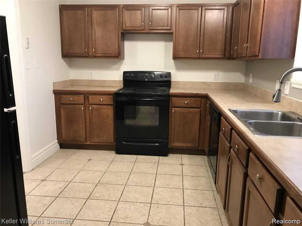 18541 Utica, Roseville, MI 48066 — Photo 17