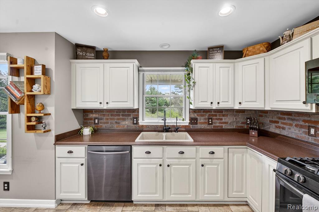 7659 Clyde Road, Fenton, MI 48430 — Photo 16