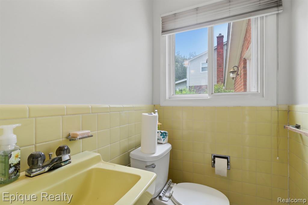 7335 Coach Lane, West Bloomfield, MI — Photo 20