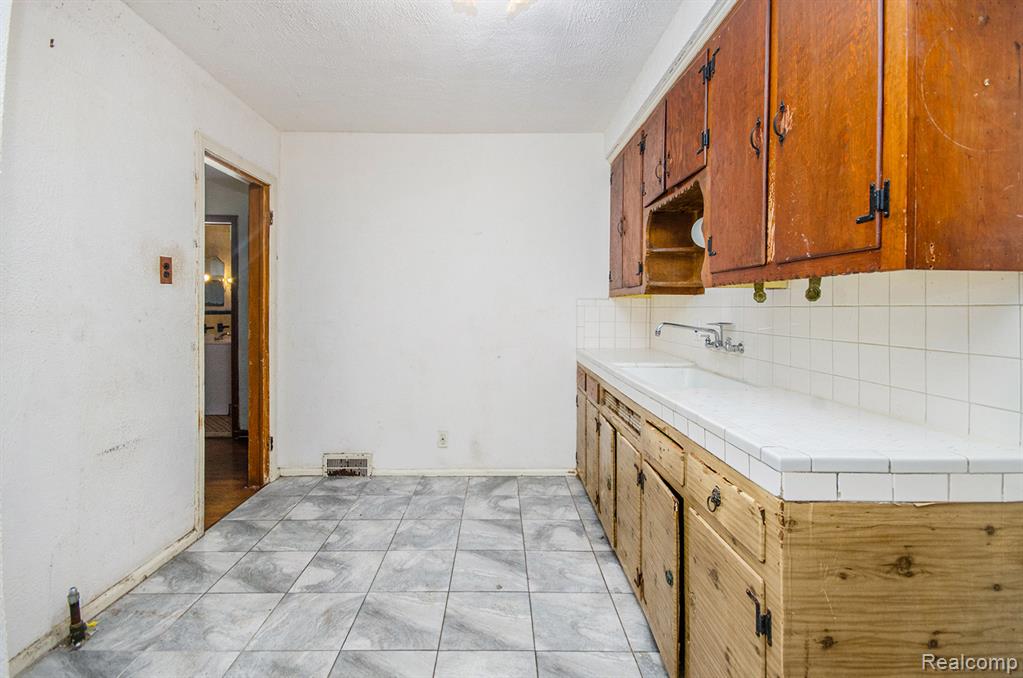 10441 Roxbury Street, Detroit, MI 48224 — Photo 8