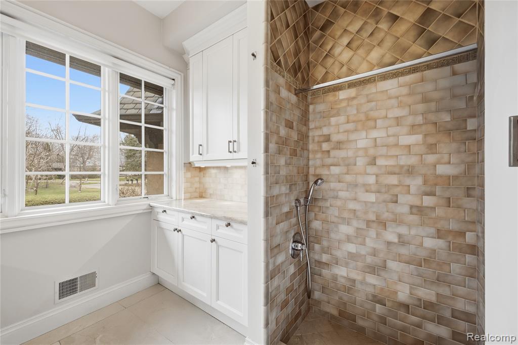 5230 Clarendon Crest Street, Bloomfield Hills, MI 48302 — Photo 15