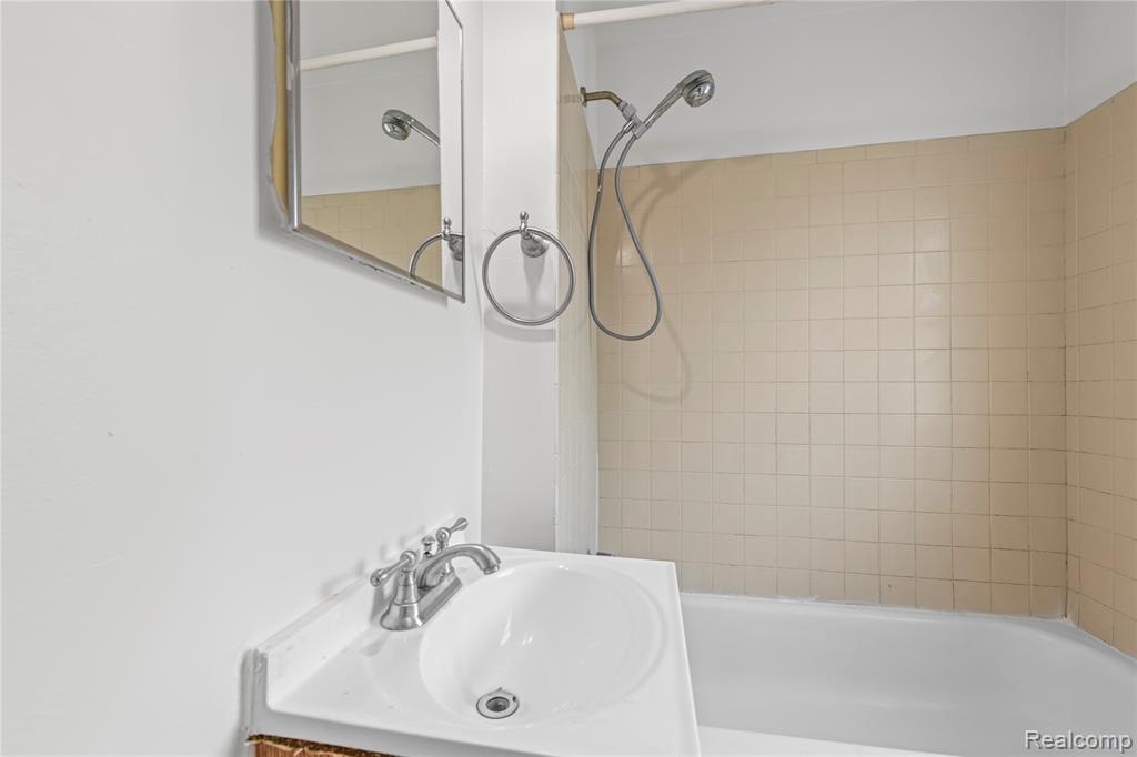41 W George Avenue, Hazel Park, MI 48030 — Photo 9