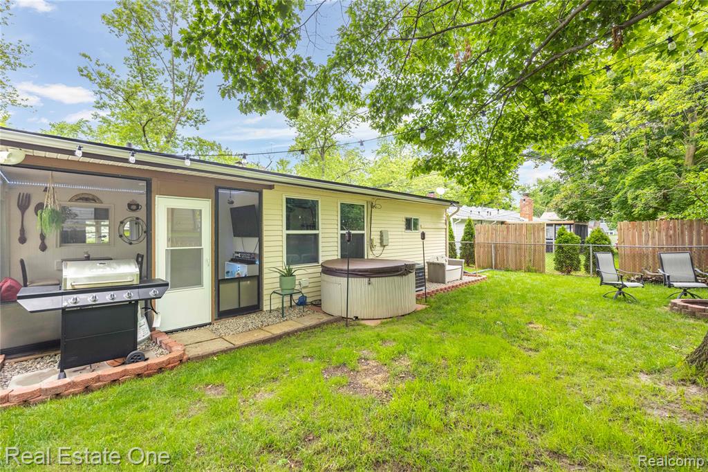 7241 Richardson Road, West Bloomfield, MI 48323 — Photo 24