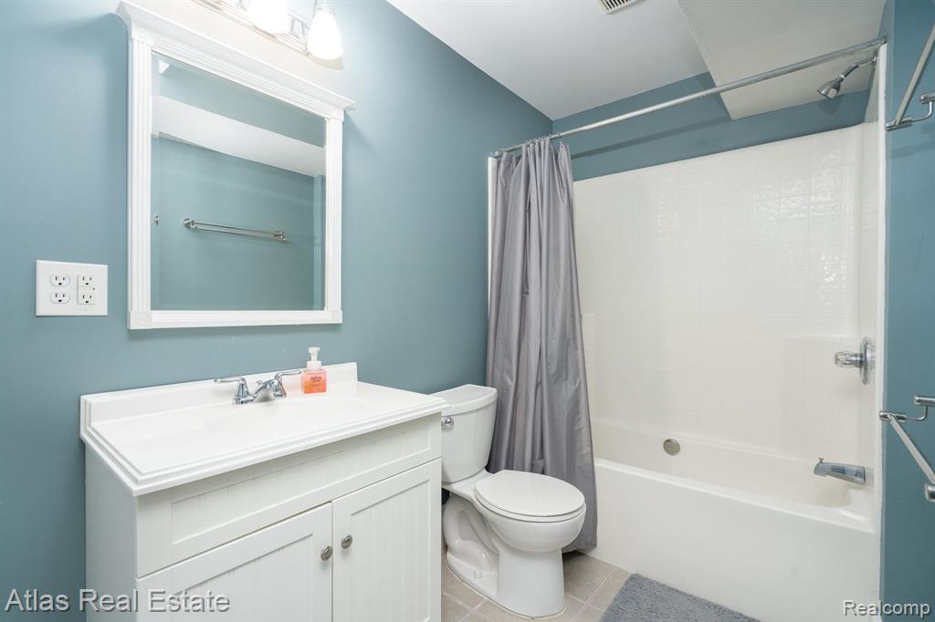 4400 Pebble Creek Boulevard, Burton, MI 48439 — Photo 40