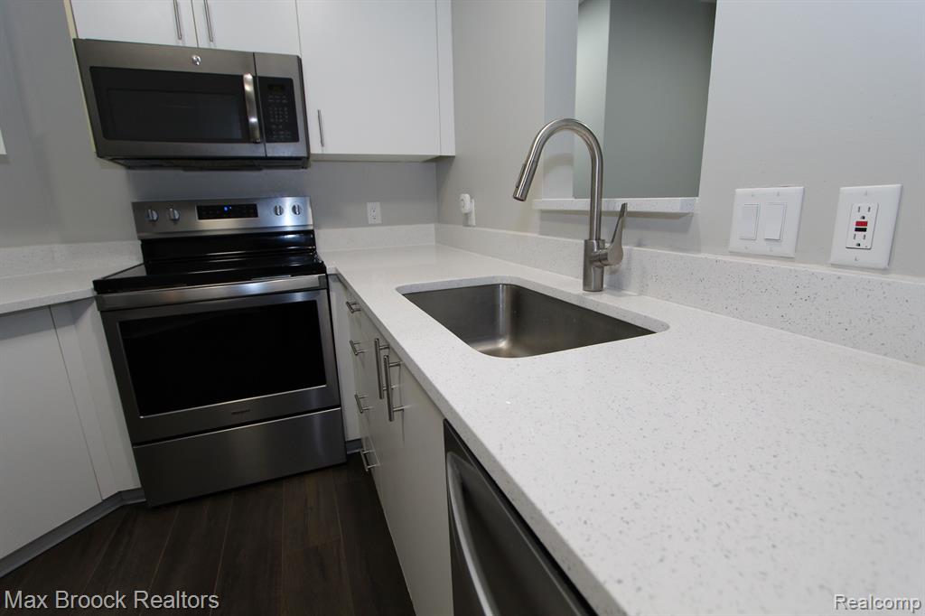 6620 RIDGEFIELD Circle, 204, West Bloomfield, MI — Photo 10
