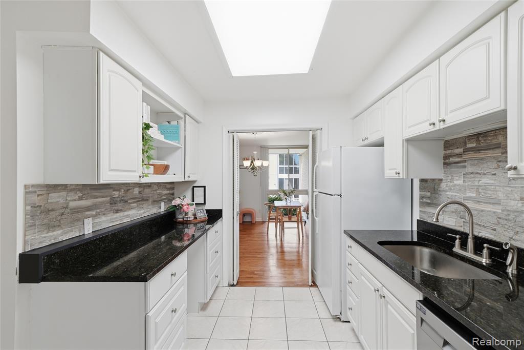 4041 W Maple Road, E203, Bloomfield Hills, MI 48301 — Photo 13
