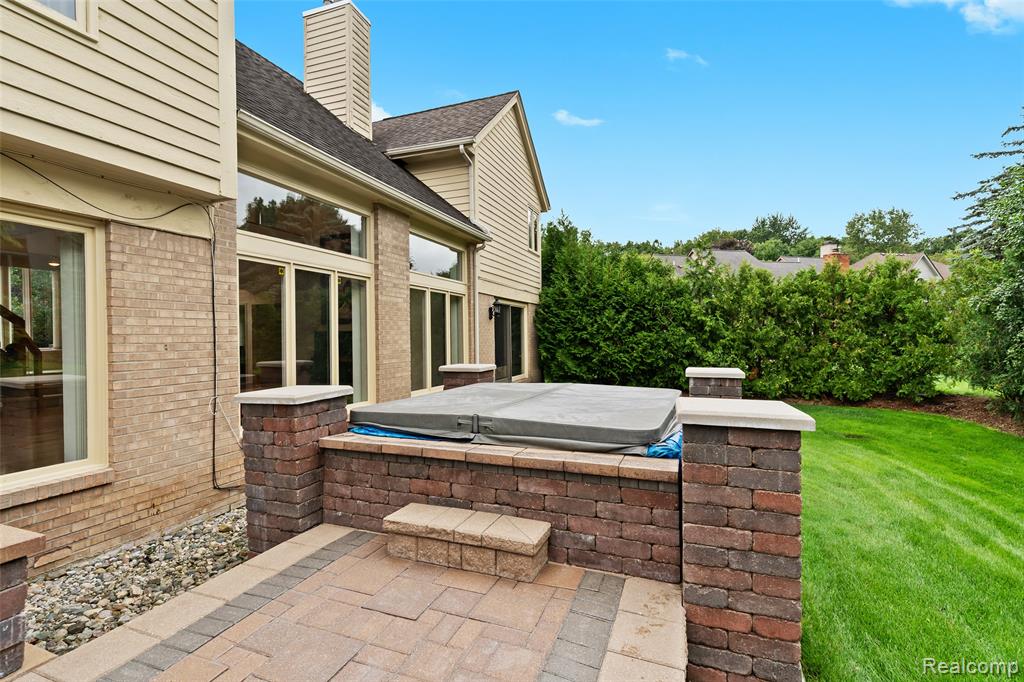 6034 Beachwood Drive, West Bloomfield, MI 48324 — Photo 42