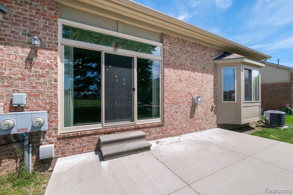 40658 Saint Louis Drive, Clinton Twp, MI 48038 — Photo 9