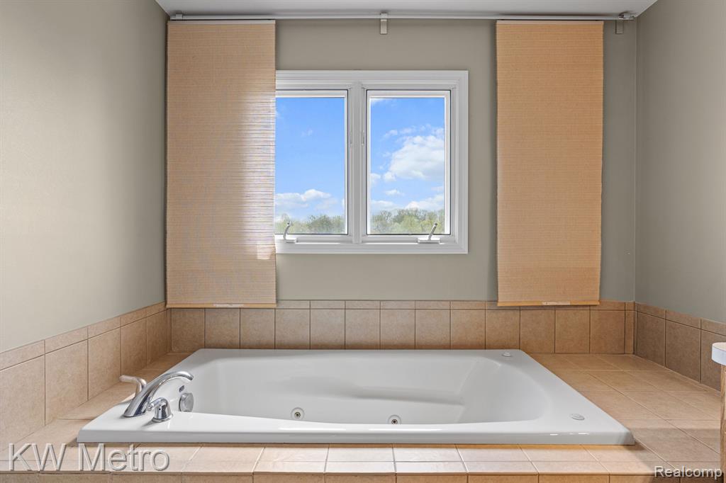 9025 HURON BLUFFS Drive, White Lake, MI — Photo 27