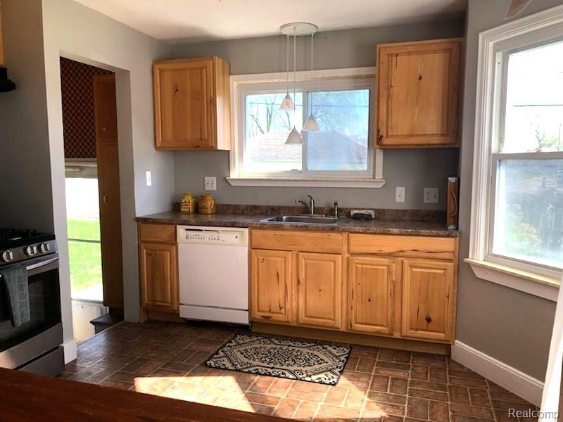 581 ANTOINE Street, Wyandotte, MI 48192 — Photo 18