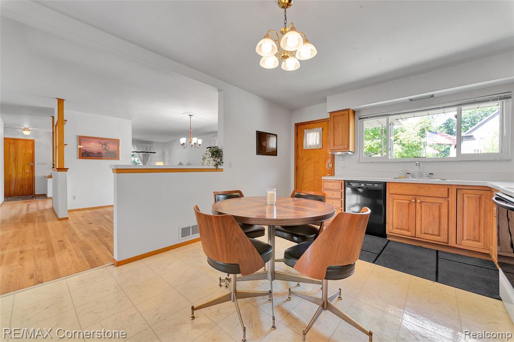 5760 Linden Drive, Dearborn Heights, MI 48127 — Photo 14