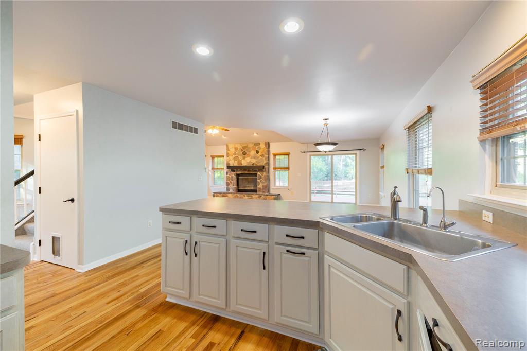 751 Lochaven Road, Waterford, MI 48327 — Photo 14