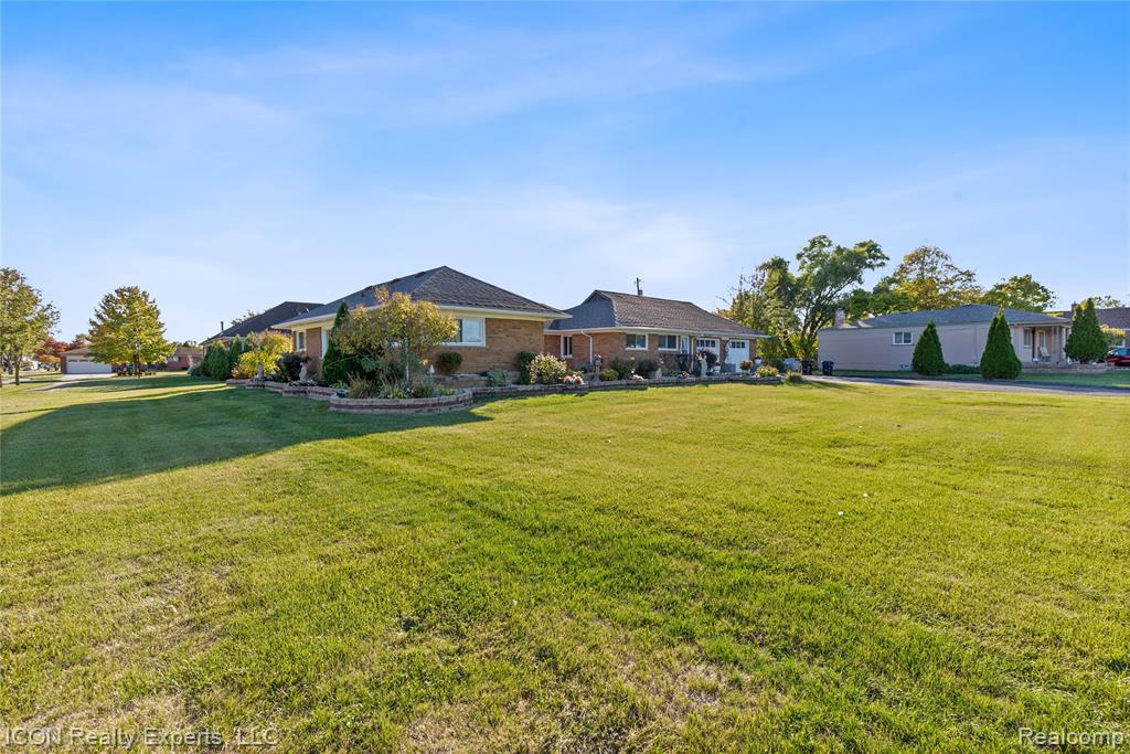 5072 15 Mile Road, Sterling Heights, MI 48310 — Photo 44