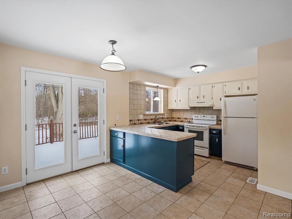 6652 DOYON Drive N, Waterford, MI 48327 — Photo 10