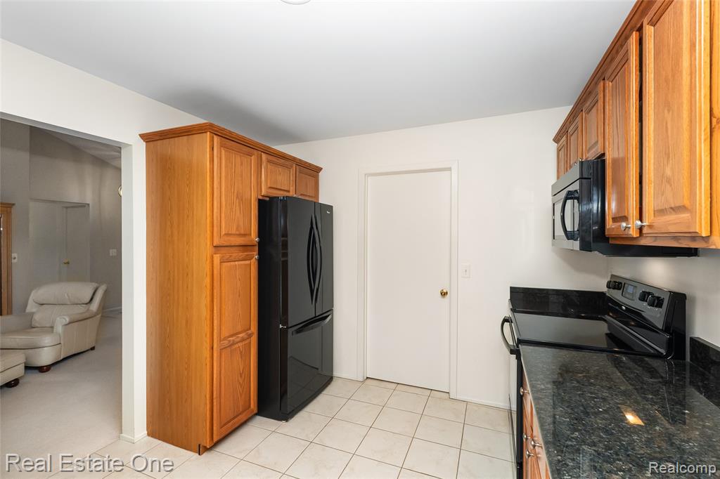 367 N Oak Drive, Commerce Twp, MI 48390 — Photo 17