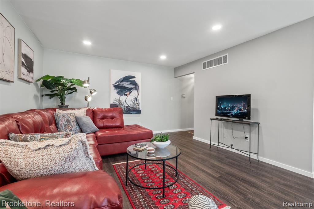 658 E FOX HILLS Drive, Bloomfield Hills, MI 48304 — Photo 13