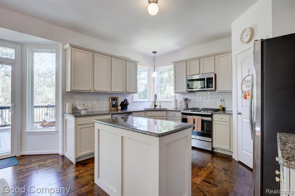 907 RIVERSTONE Court, Milford, MI 48381 — Photo 22