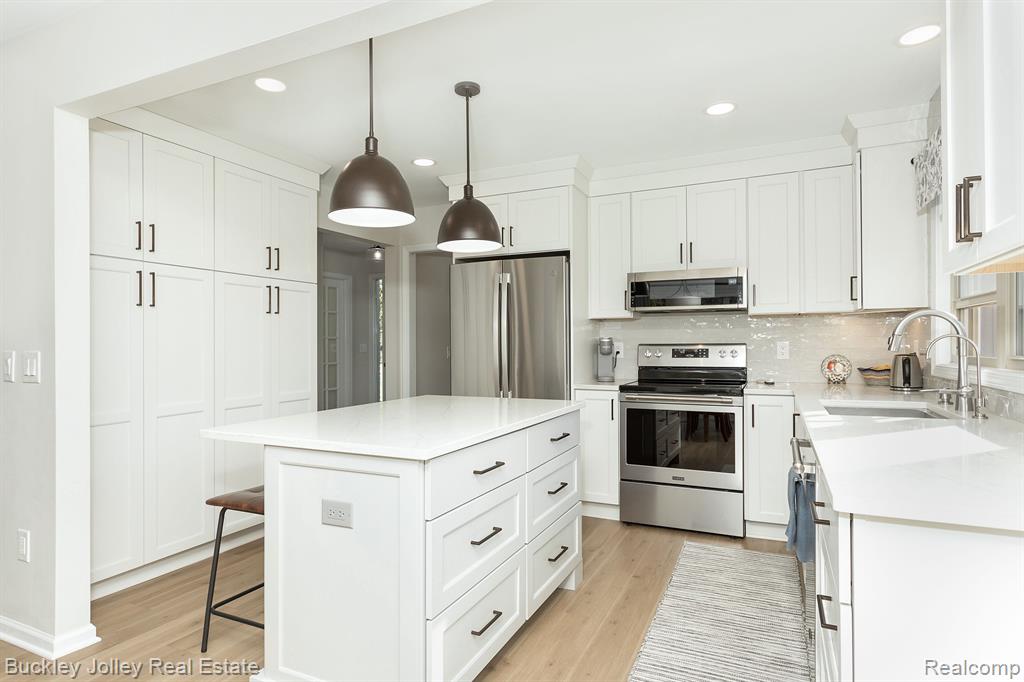 2038 CUMBERLAND Drive, Brighton, MI 48114 — Photo 2