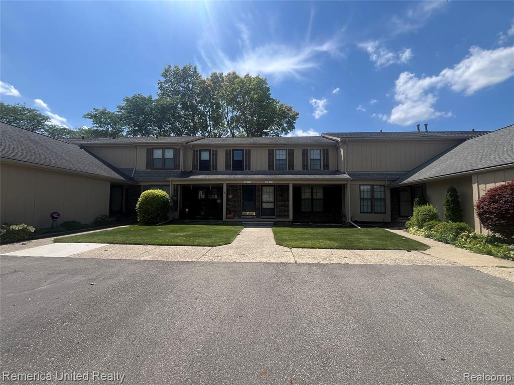 31621 Green Meadow Lane, Warren, MI 48093