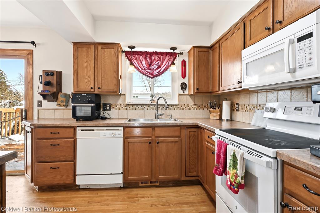 4904 Lake Grove Drive, White Lake, MI 48383 — Photo 9