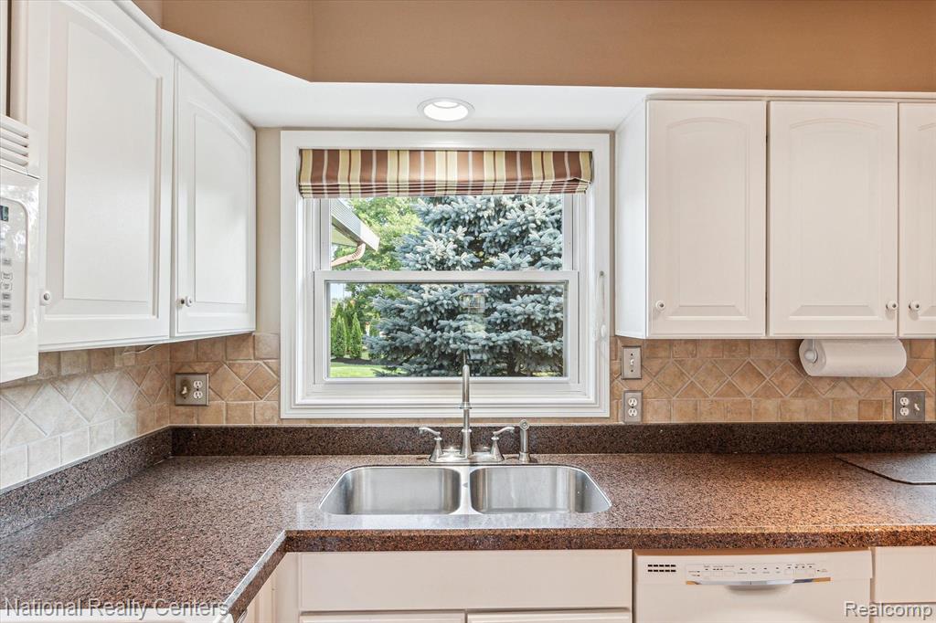42372 COTSWOLD Court, Northville, MI 48168 — Photo 12