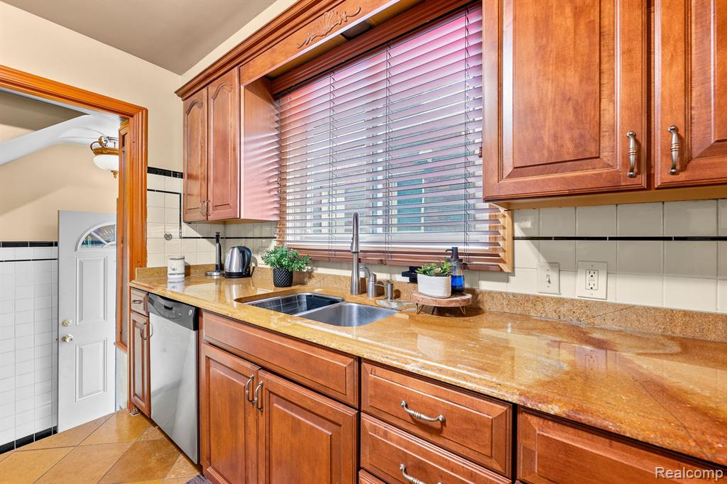 7716 W MORROW Circle, Dearborn, MI 48126 — Photo 22