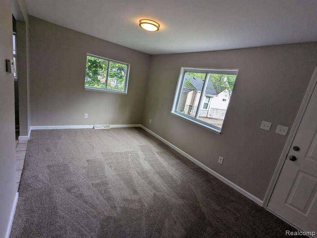54 E PRINCETON Avenue, Pontiac, MI 48340 — Photo 8