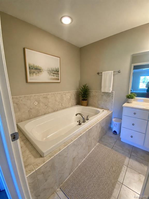 8095 Woodstone Court, Grand Blanc, MI 48439 — Photo 14