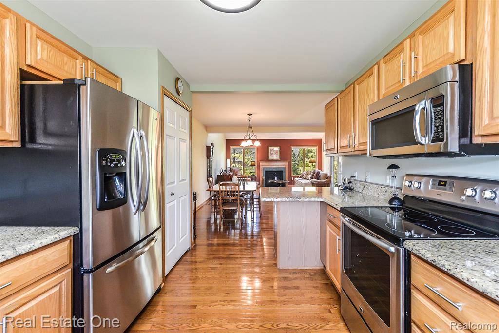 938 MILDRED J Court, Brighton, MI 48116 — Photo 15
