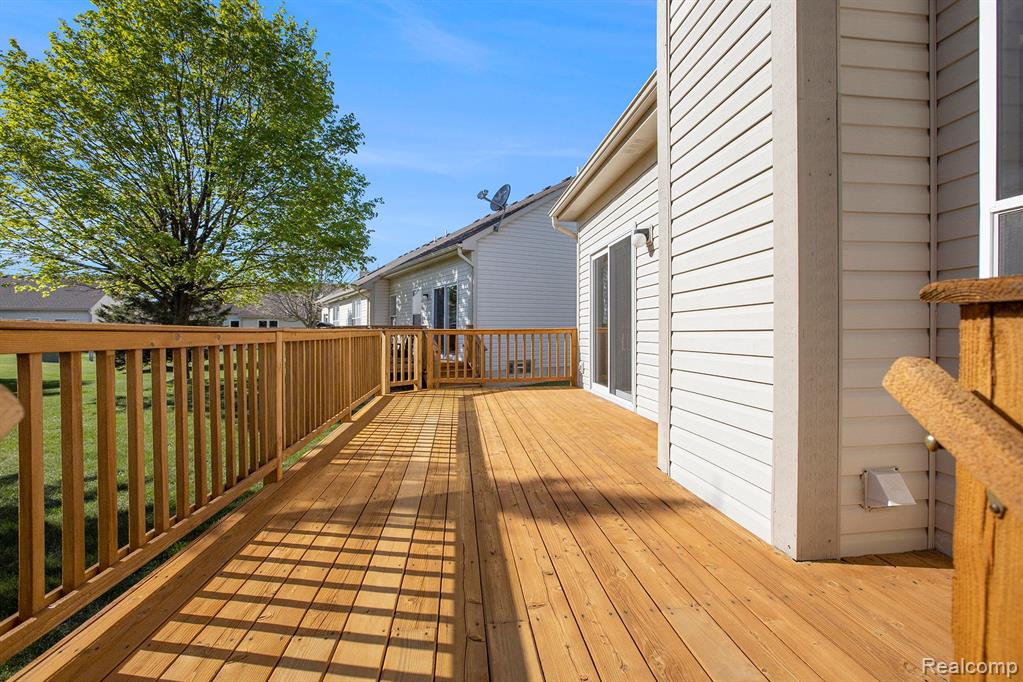 413 MULBERRY Drive, Commerce Twp, MI 48390 — Photo 33