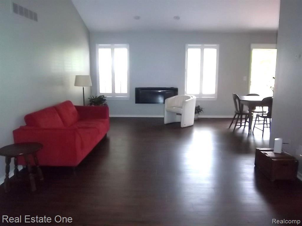 2054 MAPLEHURST Drive, 46, Commerce Twp, MI 48390 — Photo 3