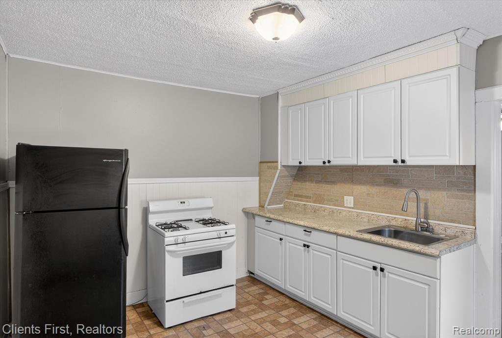 845 Orange Street, Wyandotte, MI 48192 — Photo 11