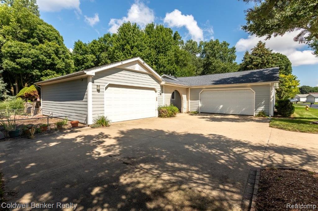 8027 EMERALD Lane W, Westland, MI — Photo 2