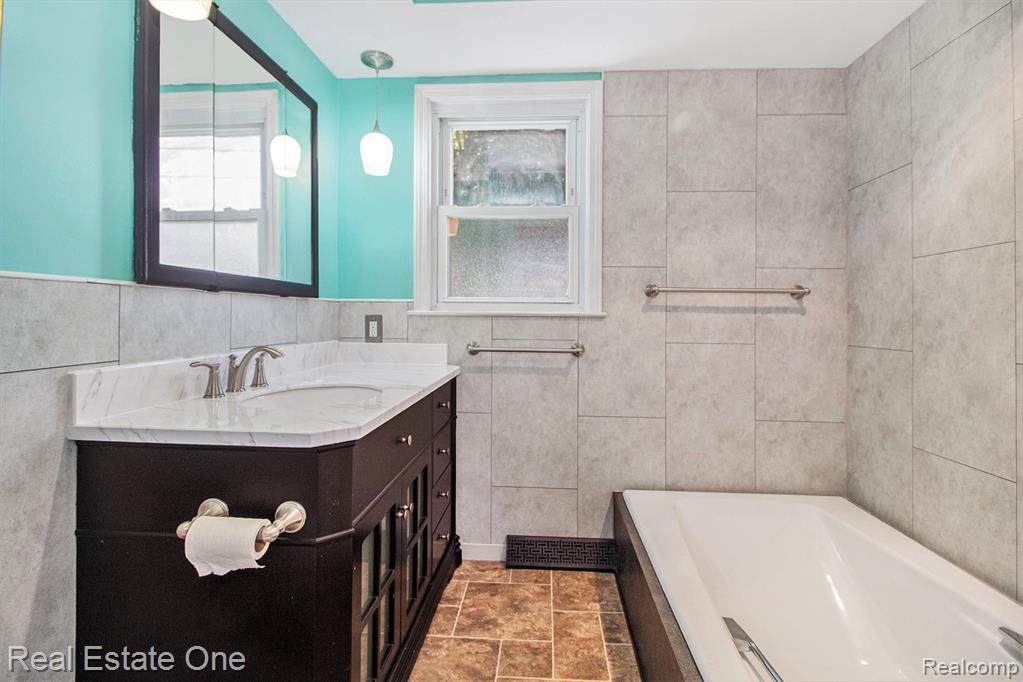 96 Detroit, Trenton, MI 48183 — Photo 14