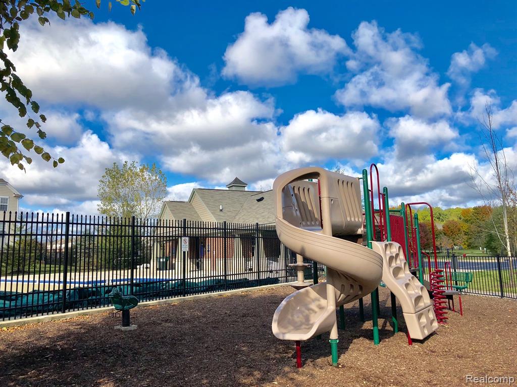 44563 Gwinnett Loop, Novi, MI — Photo 32