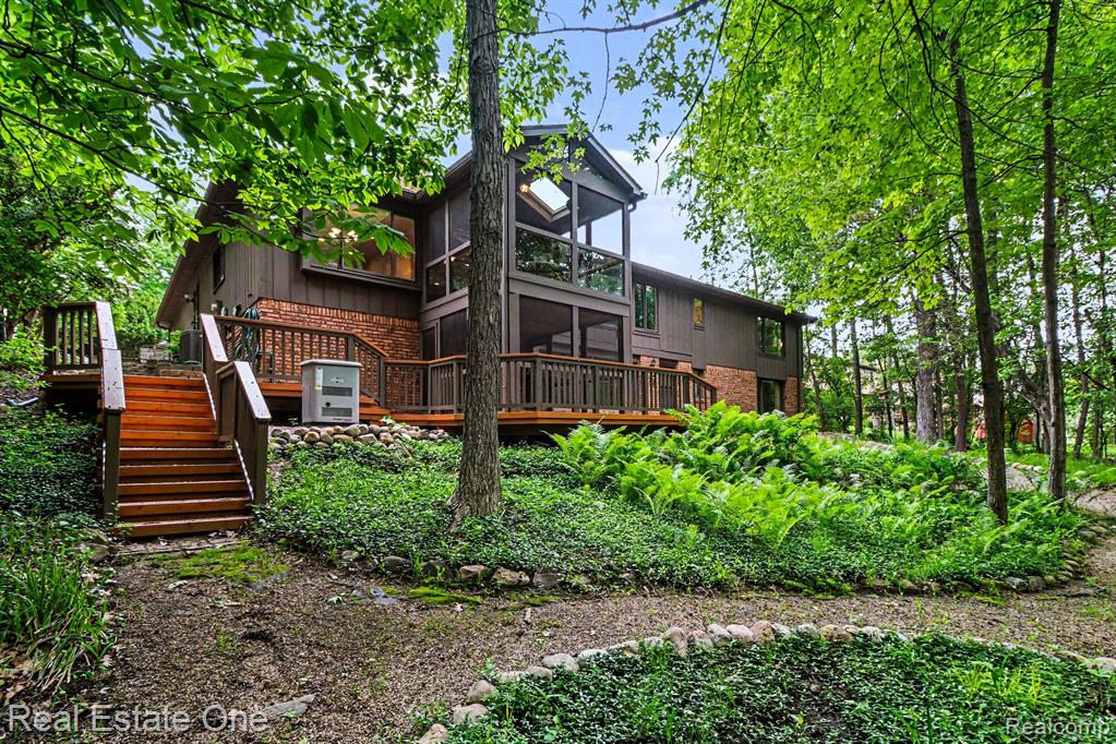 4757 Hardwoods Drive, West Bloomfield, MI 48323 — Photo 9