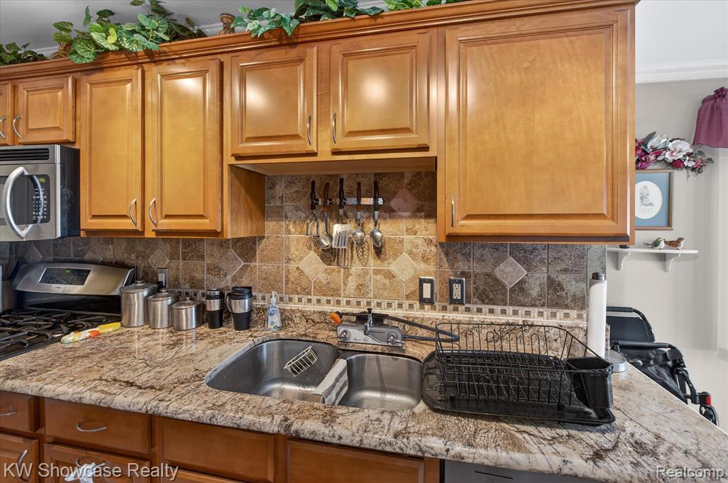 802 Red Maple Lane, Wixom, MI 48393 — Photo 14