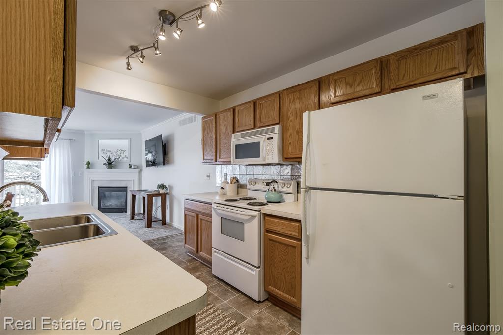 1277 Edelweiss Lane, Waterford, MI 48327 — Photo 6